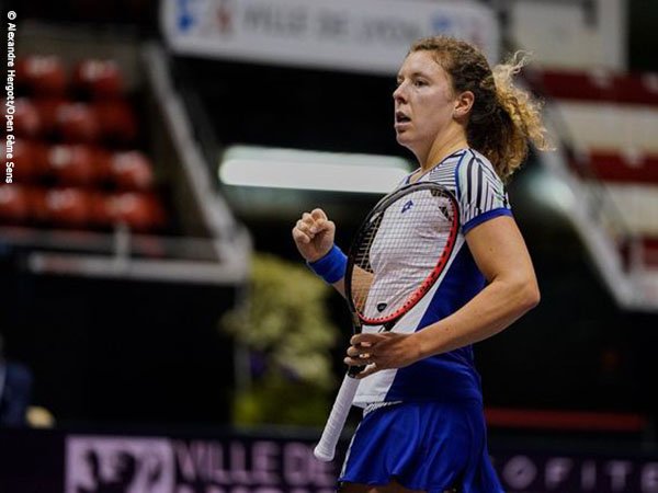 Kristina Mladenovic Gigit Jari, Anna Lena Friedsam Bukukan Tiket Perempatfinal Lyon Open