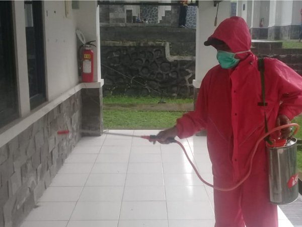 Tim Persebaya Libur, Bonek Sibuk Lakukan Penyemprotan Disinfektan Gratis
