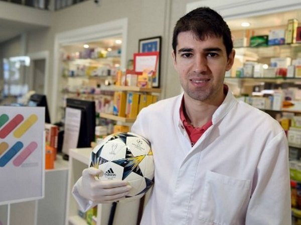 Keren, Pesepak Bola Ini Jadi Apoteker untuk Bantu Perangi Corona
