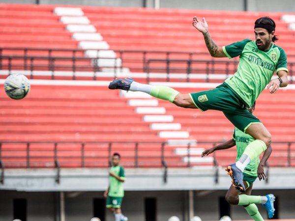 Dukungan Gelandang Persebaya Untuk Wander Luiz Yang Positif Covid-19