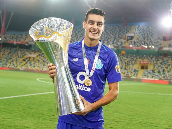 Valencia Selangkah Lagi Amankan Servis Bek Porto Satu Ini