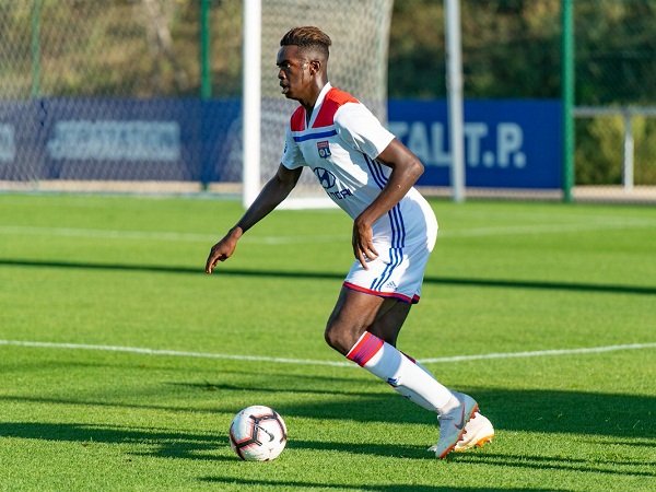 Milan Inginkan Bek Muda Lyon dengan Status Bebas Transfer