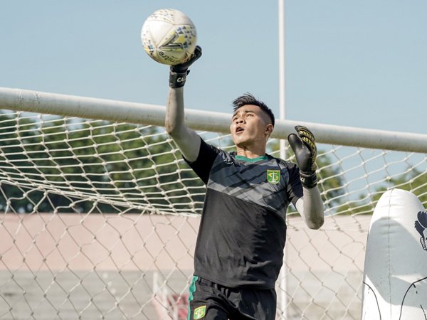 Lapangan Bola Hanya Berjarak 5 Langkah Dari Rumah, Kiper Persebaya Tetap Rutin Berlatih