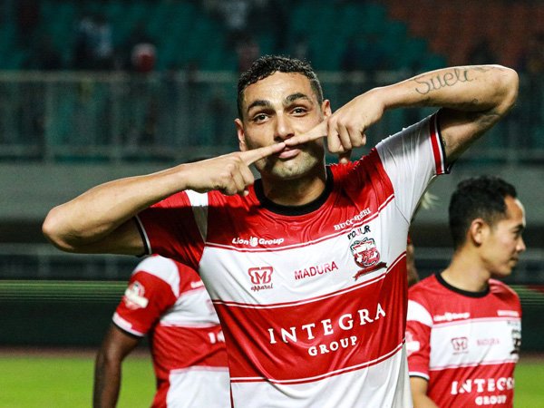 Ini Cara Bek MU Jika Bosan Selama di Rumah