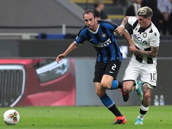 Dikenal Sebagai Bek Tangguh, Ternyata Diego Godin Dulunya Seorang Gelandang