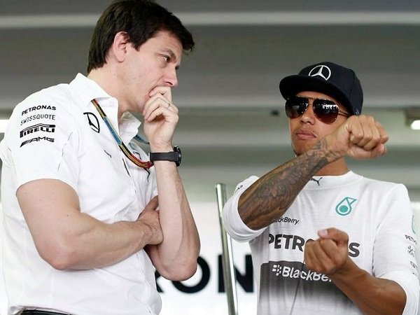 Hamilton Tak Akan Prioritaskan Gaji Jika Perpanjang Kontrak dengan Mercedes