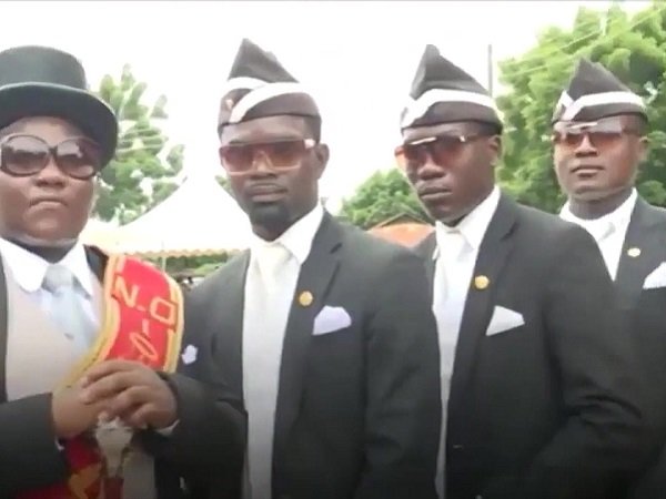 Penari Peti Mati Ghana Impikan Antar Ronaldinho ke Liang Kuburnya