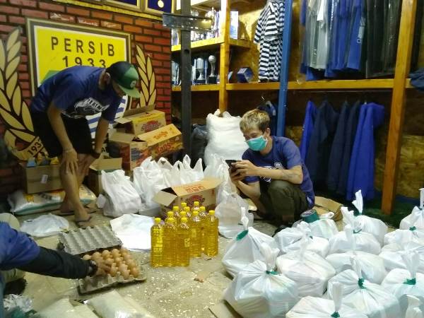Viking Persib Club Bagikan Sembako Untuk Anggota Terdampak Corona