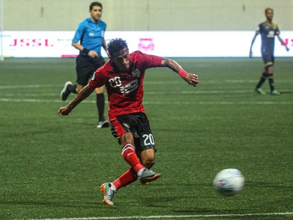 Pulang Kampung, Sidik Saimima Rutin Berlatih dengan Tulehu All Star