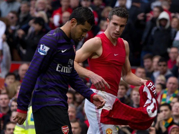 Van Persie Merasa Bersalah Pernah Bertukar Jersey dengan Eks Pemain Arsenal Ini