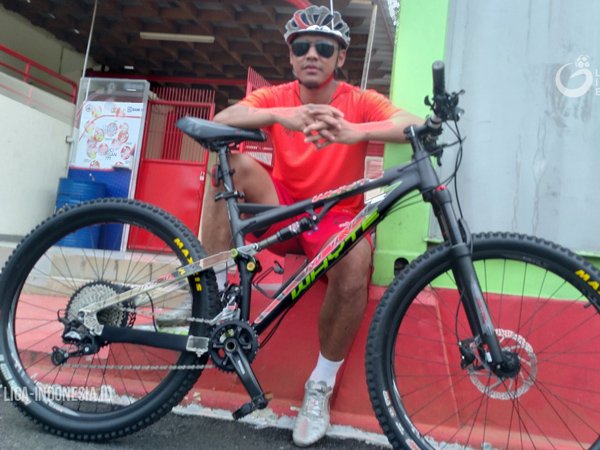 Jeda Liga 1, Indra Kahfi Sempatkan Waktu Untuk Bersepeda Bareng Andritany