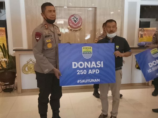 Sambangi Mapolda Jabar, Persib Titipkan Bantuan APD dan Masker