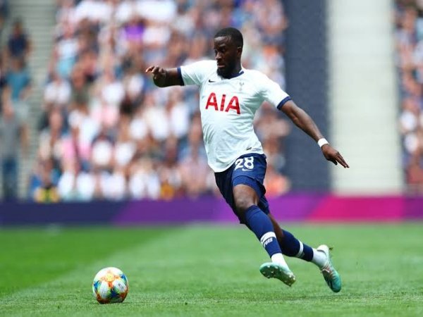 Tottenham Tolak Tawaran Juventus Barter Ndombele dengan Ramsey