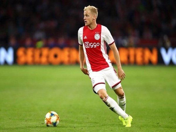 Real Madrid Mundur, MU Kini Terdepan Dapatkan Servis Van de Beek