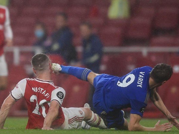 Eks Wasit Klaim Vardy Pantas Diusir karena Tendang Shkodran Mustafi