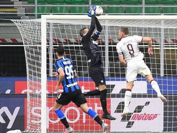 Selalu Sempurna, Conte Kaget Dengan Blunder Fatal Handanovic