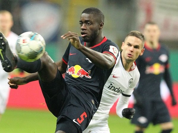 Milan Bakal Hadapi Empat Klub Raksasa Dalam Perburuan Bek Leipzig