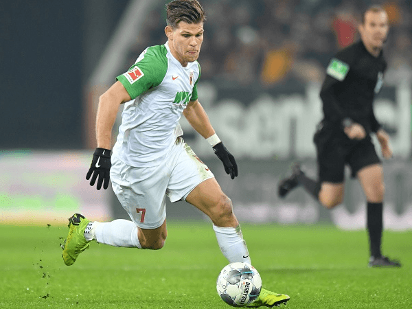 Cetak Banyak Gol, Bomber Augsburg Enggan Dibandingkan dengan Lewandowski