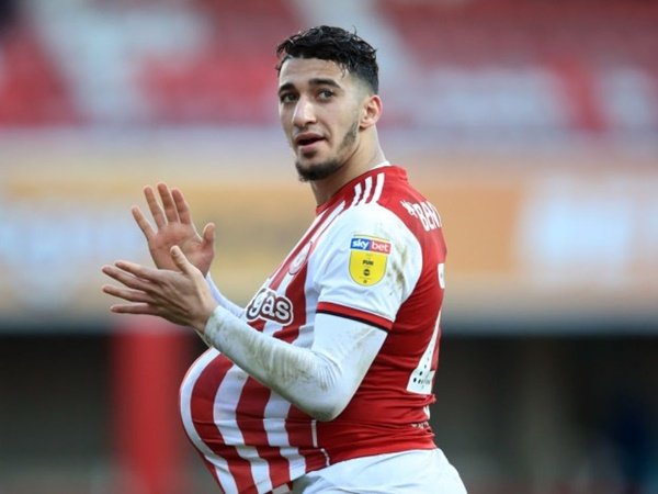 Tanggapan Benraham Dikaitkan dengan Transfer Arsenal dan Chelsea