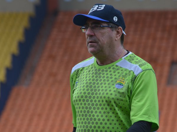 Alami Gangguan Jantung, Pelatih Persib Naik Meja Operasi