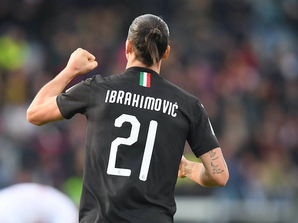Agar Bersedia Bertahan di Milan, Ibra Tuntut Bayaran Selangit