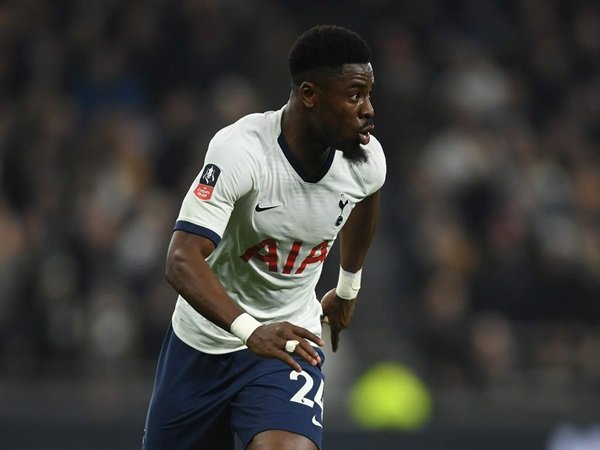 Dilirik AC Milan, Tottenham Ogah Beri Harga Diskon Untuk Serge Aurier