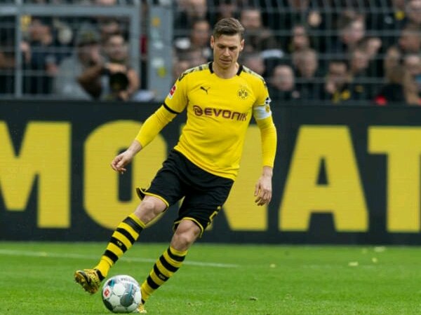 Lukasz Piszczek Undur Diri Sebagai Wakil Kapten Borussia Dortmund