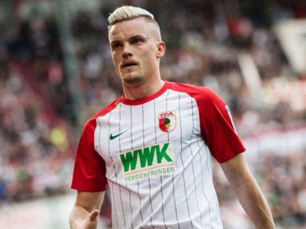 PSV Eindhoven Tertarik Rekrut Bek Kiri Augsburg