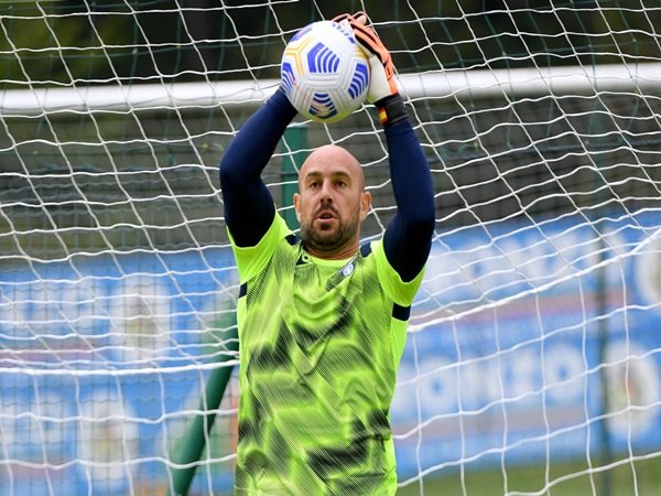 Ultras Lazio Sambut Kedatangan Pepe Reina dengan Salam Kontoversial