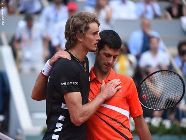 Alexander Zverev [kiri] dan Novak Djokovic [kanan] ketika bertemu di French Open 2019