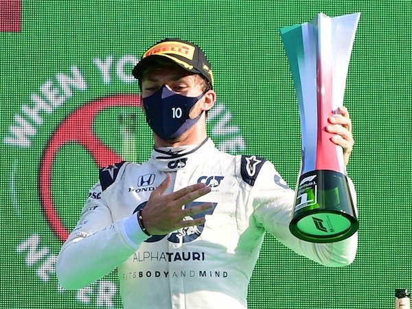 Pierre Gasly angkat trofi kemenangannya di Monza.