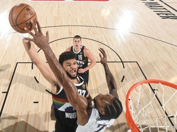 Kawhi Leonard menghadang dunk keras dari Jamal Murray.