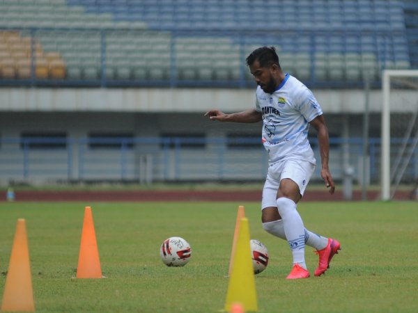 Zulham ketika mengiring bola dalam sesi latihan