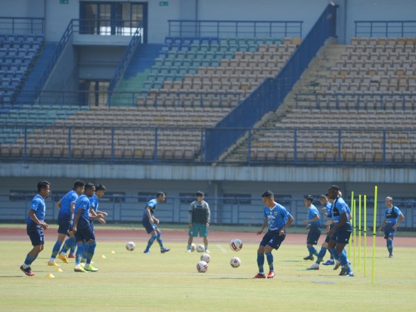 Pemain Persib menerima menu lathan dari pelatih fisik, Yaya Sunarya