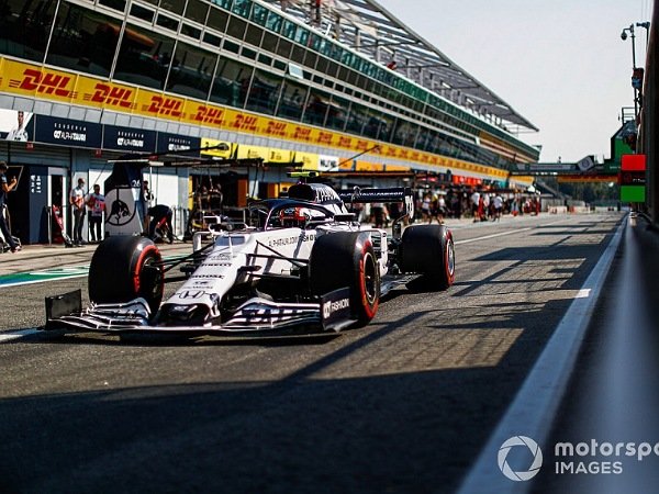 Mobil pembalap Pierre Gasly dari AlphaTauri saat di jalur pit/Image:Motorsport