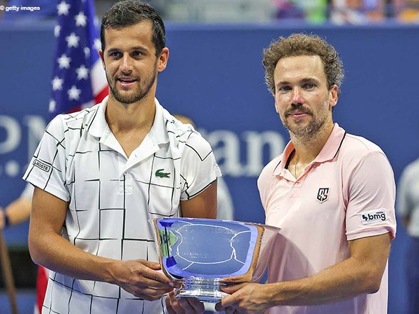 Mate Pavic [kiri] dan Bruno Soares [kanan] naik podium juara US Open 2020
