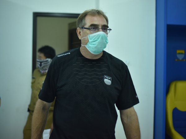 Pelatih Persib, Robert Rene Alberts menanggapi kabar Andri Ibo yang positif terpapar covid-19