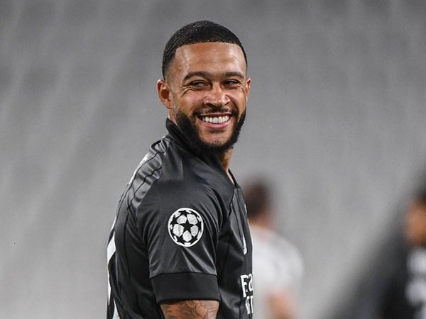 Memphis Depay segera gabung Barcelona.