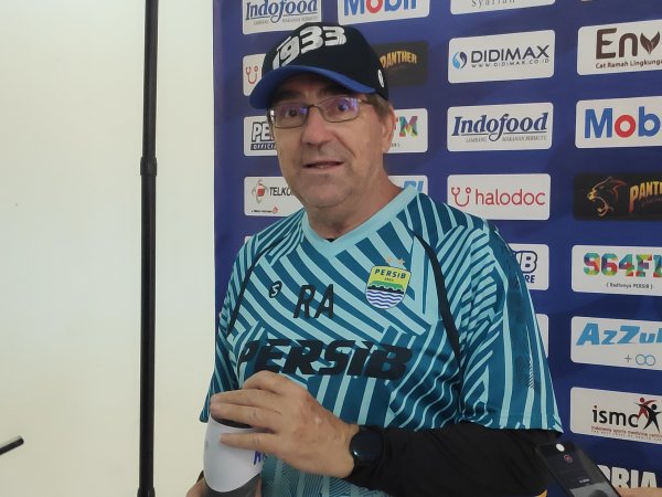 Pelatih Persib, Robert Rene Alberts ketika diwawancara di Stadion GBLA