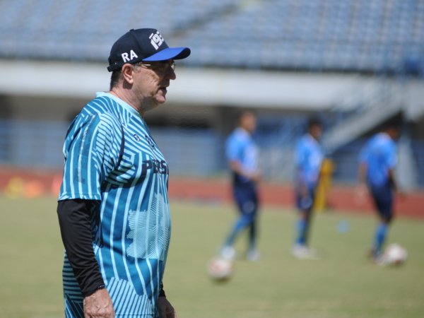 Robert Rene Alberts menyebut Persib akan merekrut satu pemain timnas U-19