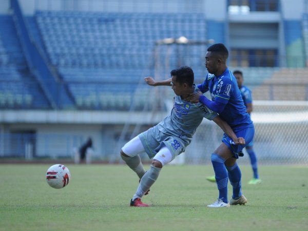 Erwin Ramdani dihadang pergerakannya oleh Ardi Idrus dalam sesi game internal