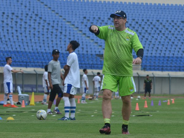 Robert Rene Alberts ketika memimpin latihan Persib