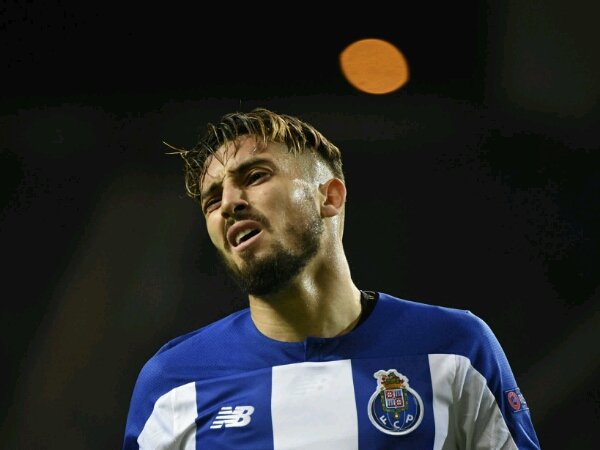 Manchester United diyakini akan segera ajukan penawaran untuk Telles