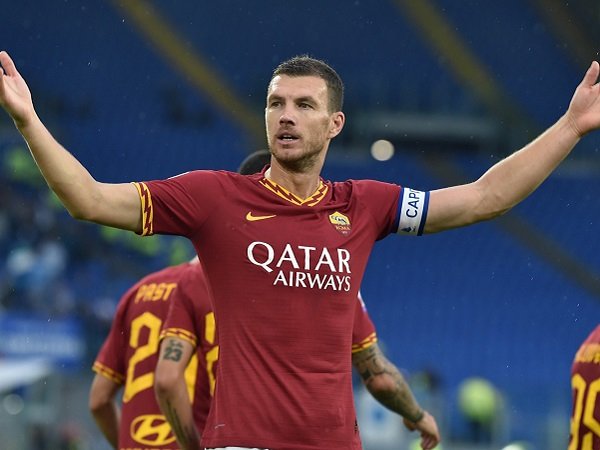 Edin Dzeko akan menjadi striker baru Juventus.