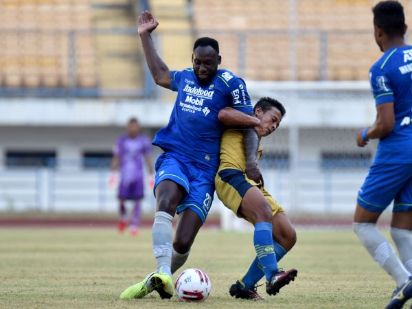 Pemain Persib, Geoffrey Castillion ketika berduel dalam laga uji coba