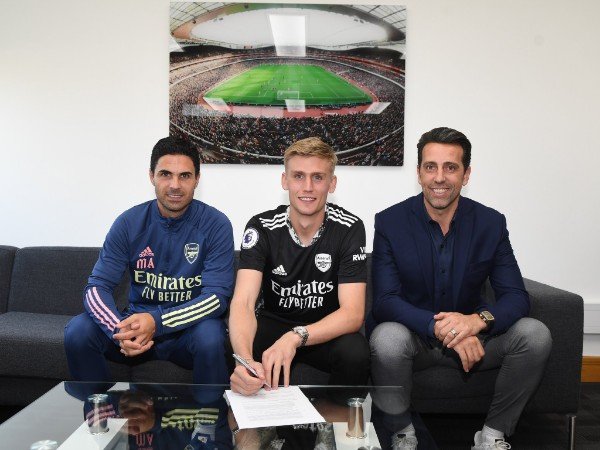Alex Runarsson menandatangani kontrak empat tahun dengan Arsenal