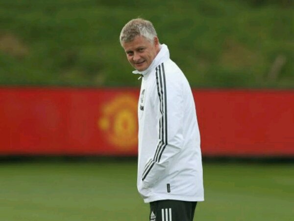 Dimitar Berbatov disarankan untuk rekrut centre-back