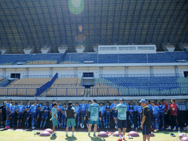 Robert Rene Alberts bersama tim pelatih memberi pengarahan pada pemain