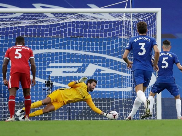 Alisson Becker saat berhasil menepis sepakan penalti Jorginho/Image: Getty