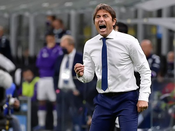 Antonio Conte saat mempimpin Inter di laga kontra Fiorentina.